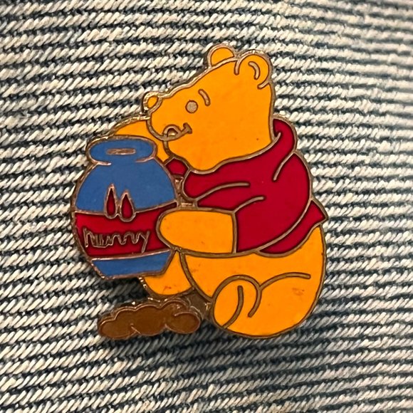 Disney Winnie the Pooh with Hunny Pot ~ vintage 80's Brooch Pin - Picture 1 of 2